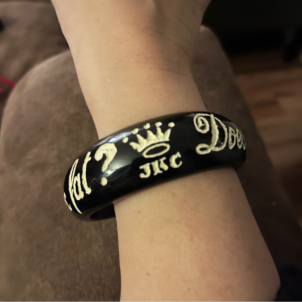 Jessica Kagan Cushman bracelet that says “Does this Bracelet Make me Look fat?”